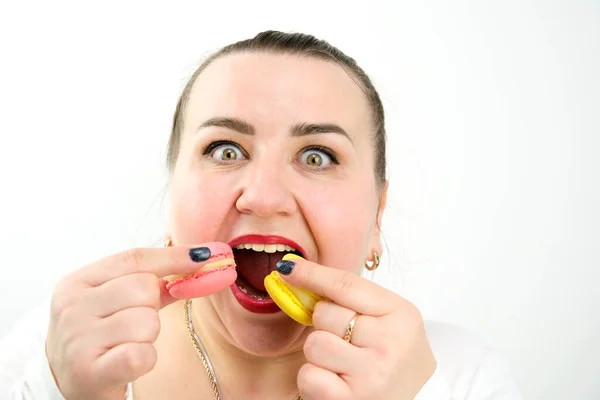 Een Dikke Mollige Vrouw Eet Veel Heerlijke Zoete Macarons Desserts — Stockfoto