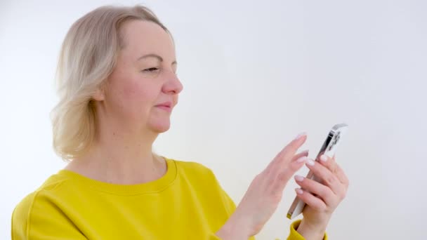 Telefon Ekranı Yeşil Renkli Anahtar Kadın Akıllı Telefonuyla Arkadaşlarıyla Mesajlaşıyor — Stok video