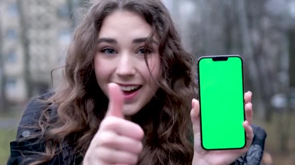 Akıllı Telefon Kullanan Kameraya Yeşil Ekran Gösteren Güzel Bir Kadın — Stok video