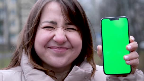 Υπέρβαρη Όμορφη Επιχειρηματίας Πράσινο Φόντο Δείχνει Smartphone Μια Κάθετη Πράσινη — Αρχείο Βίντεο