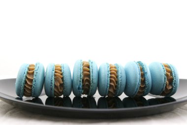 Siyah bir tabağın üzerinde, mavi peynirli makarnalar uzanıyor. Bir sürü malzeme var. Tatlıları ben yiyorum.