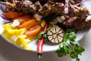 Shashlik ya da şiş kebap ızgarada ızgara mangal kömürü ve ızgara sebze. Metal şiş üzerinde ızgara domuz eti. Yüksek kalite fotoğraf