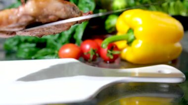 Izgaradan yeni çıkmış sulu ızgara bifteğin mutfak masasında çatal ve bıçakla kesilip 4K 'lık görüntüler içerken yakın plan çekimi. Yüksek kalite 4k görüntü