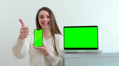 Dijital tablet gösterirken gülümseyen genç ve mutlu bir kadın. Yüksek kalite 4k görüntü