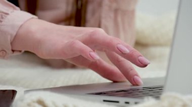 Evde dizüstü bilgisayarla çalışırken klavyede daktilo kullanmak. Yüksek kalite 4k görüntü