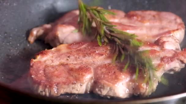 Alecrim Carne Close Cair Bife Saboroso Carne Super Câmera Lenta — Vídeo de Stock