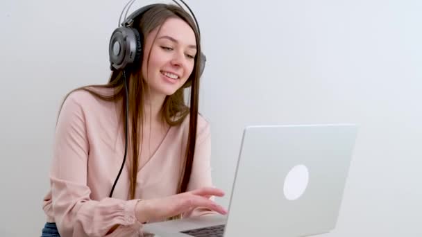 Ofiste Çalışan Kulaklık Takan Işadamları Uzak Müşteri Meslektaşlarını Desteklemek Için — Stok video