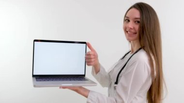 İyi bir bayan doktorun yüzünde dostane bir gülümseme klinikteki sağlık hizmetleri çalışkan genç bayan doktorun ofiste tablet kullanması. Yüksek kalite 4k görüntü