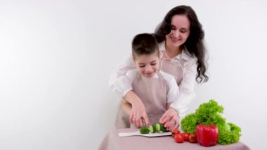 Kadın ve küçük çocuk atıştırmak için sağlıklı bir salata yiyorlar. Yüksek kalite fotoğraf