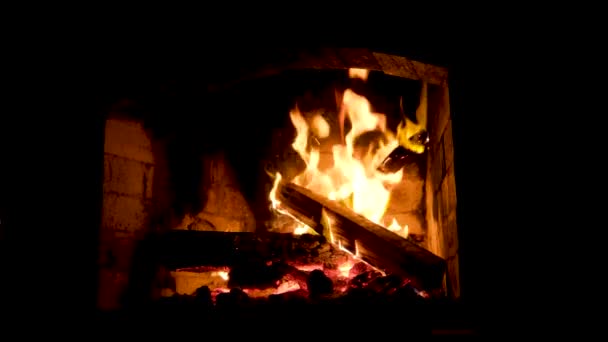 Primer Plano Chimenea Luminosas Llamas Fuego Carbones Cenizas Fuego Ardiente — Vídeos de Stock