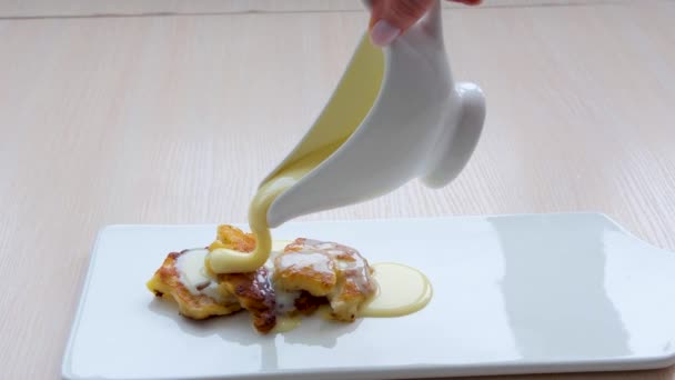 버터와 단풍당밀이 들어간 팬케이크 버터밀크 팬케이크에 시럽을 뿌리고 고품질 — 비디오
