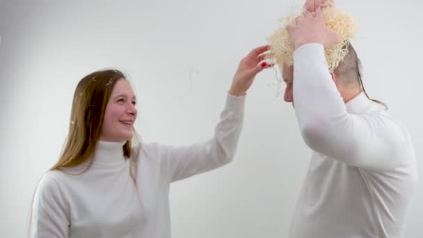 Гніздо Голові Жінки Сміються Сміючись Вигадуючи Волосся Білому Одязі Упаковки — стокове відео