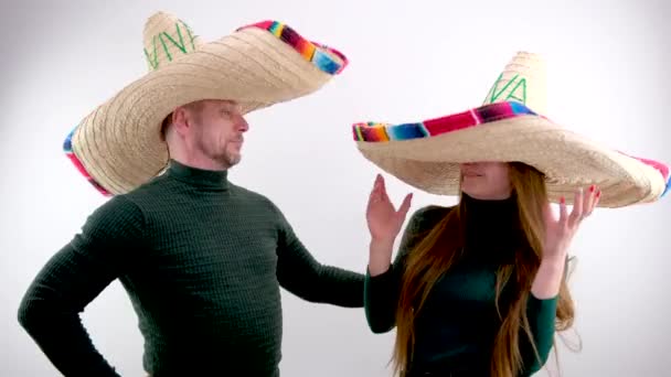 Adulto Hombre Mujer Jugando Alrededor Grandes Sombreros Mexicanos Hombre Como — Vídeos de Stock