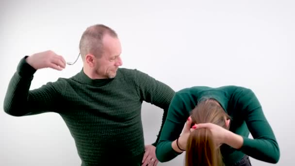 Kız Saçını Düzleştirirken Bir Adam Onu Erkeklerin Içine Sokuyor Ensesinde — Stok video