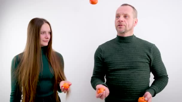 Zsonglőrködés Mandarinok Férfi Megmutatja Lány Hogyan Lehet Dobni Mandarinok Esik — Stock videók