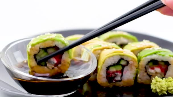 Sushi Con Arroz Pescado Fresco Rollo Inmersión Salsa Soja Imágenes — Vídeo de stock