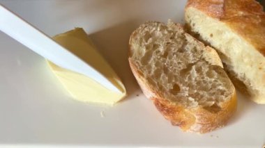 Çavdar ekmeğinin üzerine sütsüz vejetaryen tereyağı ve yumurta serpiştirmek. - Yakın çekim. Yüksek kalite 4k görüntü