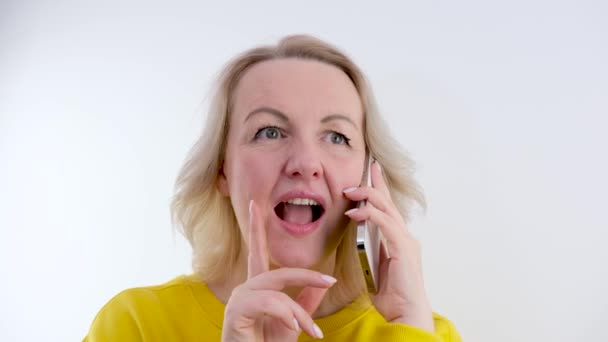 Vrouw Die Mobiele Telefoon Gebruikt Hoge Kwaliteit Beeldmateriaal — Stockvideo