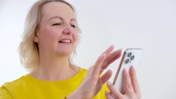 興奮した若い女性はで電話チャットを保持します日付アプリは幸せな陶酔喜びの女性の勝者は 携帯電話で読む良いニュースを受け取るモバイルオンライン入札ゲームの勝利の成功を祝います — ストック動画