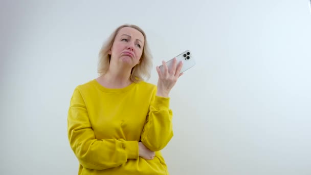 Niezadowolona Kobieta Czuje Się Smutna Podczas Rozmowy Telefonicznej Niezadowolona Wysokiej — Wideo stockowe