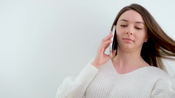 Mujer Feliz Cama Usando Teléfono Móvil Chica Caucásica Hablando Con — Vídeos de Stock