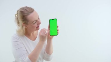 Doktor, tablet bilgisayarın yeşil ekranını beyaz arka plana bastırıyor. Yüksek kalite 4k görüntü