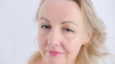 Saçını tarayan genç bir kadına yakın çekim. Yüksek kalite 4k görüntü