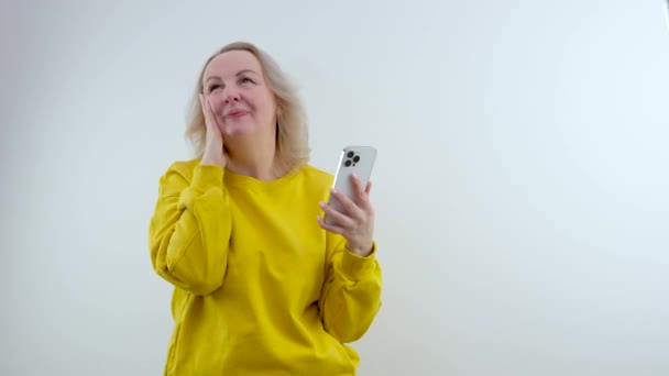 Сюрприз Збентеження Ганьба Жінка Помаранчевому Жовтому Светрі Стоїть Руках Телефоном — стокове відео
