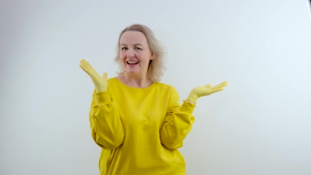 Μέτριο Κλείδωμα Της Ευτυχισμένης Γυναίκας Στην Κίτρινη Χειρονομία Φόντο Μπλε — Αρχείο Βίντεο