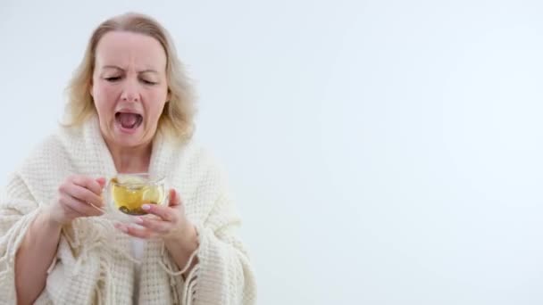 Poparz Rękę Herbatą Średnim Wieku Kobieta Kratę Próbuje Pić Herbatę — Wideo stockowe