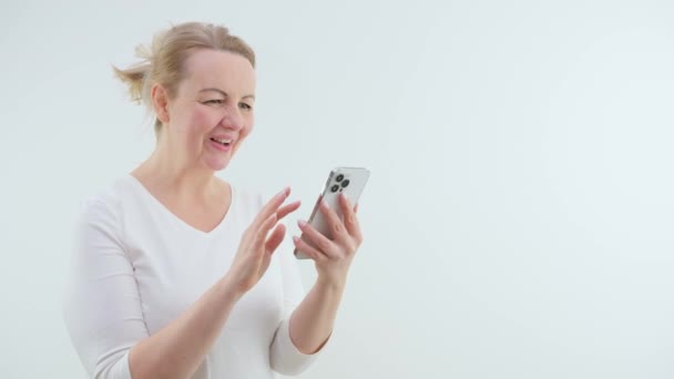 Mladá Žena Používající Smartphone Online Prohlížení Vysoce Kvalitní Záběry — Stock video