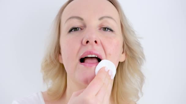 Vacker Tonåring Tvätta Bort Hennes Makeup Torka Ansiktet Från Kosmetika — Stockvideo