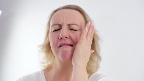 Junge Kaukasische Frau Berühren Ihre Wange Mit Starken Zahnschmerzen Sitzen — Stockvideo