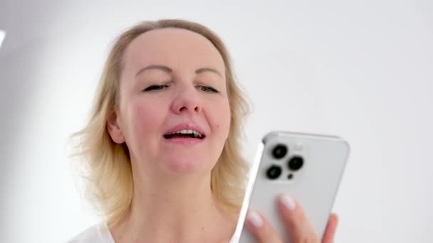 Mutlu Bir Kadını Portresi Telefonunda Başarıya Ulaşır Kapalı Çekim Neşeli — Stok video