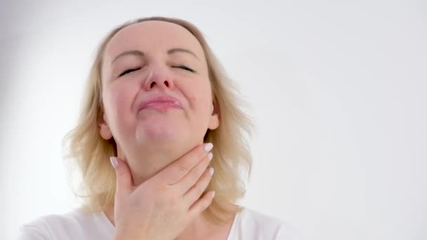 喉にピアスの痛みのために女性が喉で彼女をつかむ 高品質4K映像 — ストック動画
