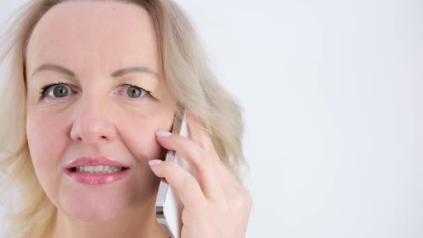 Schöne Erwachsene Frau Nahaufnahme Gesicht Den Händen Telefonieren Telefon Antwort — Stockvideo
