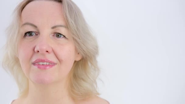 Portret Zmysłowej Kobiety Studio Wesoła Kobieta Flirtuje Aparatem Niebieskim Tle — Wideo stockowe