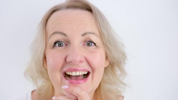 Şaşırmış Kız Suratı Şok Olmuş Kadın Yüz Ifadesini Kapat Beyaz — Stok video
