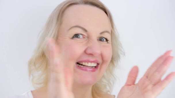Kadın Elleri Boş Yeşil Krom Anahtar Arkaplanına Ellerini Çırpıyor Hareketleriyle — Stok video