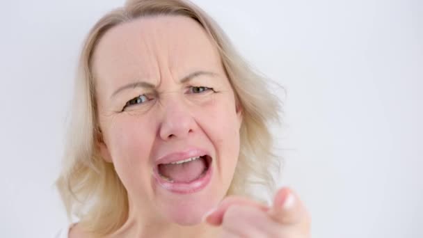 Μια Γυναίκα Οργισμένη Και Απογοητευμένη Ουρλιάζοντας Ξανθιά Γυναίκα Κουνάει Δάχτυλό — Αρχείο Βίντεο