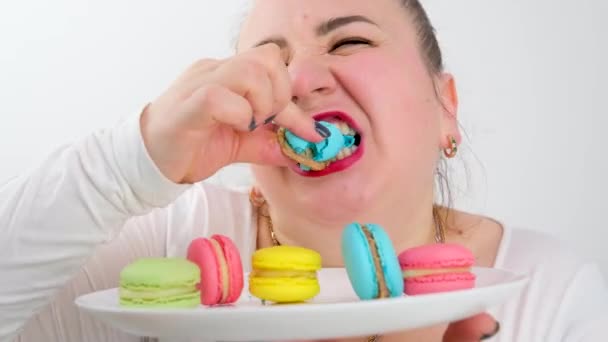 Macarons Multicolori Piatto Una Donna Grassa Mangia Gioiosamente Leccare Rapidamente — Video Stock