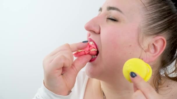 Pulchny Tłuszcz Kobieta Dorosły Jedzenie Desery Makaroniki Przyjemnością Korzystających Szybkie — Wideo stockowe