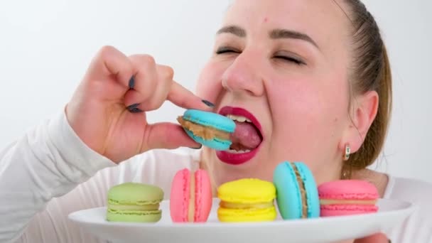 Macarons Multicolori Piatto Una Donna Grassa Mangia Gioiosamente Leccare Rapidamente — Video Stock