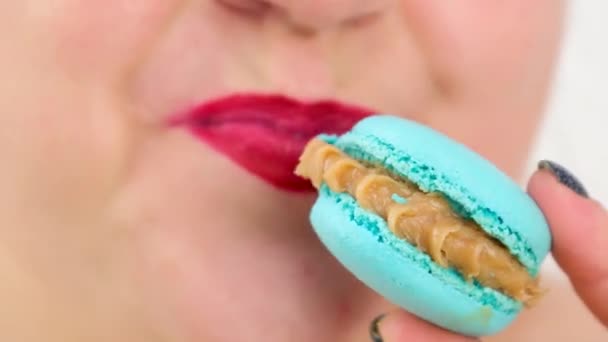 Vet Mooi Vrouw Met Rode Lippen Bijten Blauwe Kaas Macarons — Stockvideo