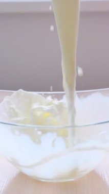 Süt, çift camlı bir bardağa doldurulur, tahta bir masanın üzerinde diyet yiyecekler için tohumlu bisküviler vardır. Sağlıklı gıda konsepti. Doli şut, kaydırma. Yüksek kaliteli FullHD görüntüler