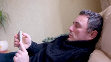 Sosyal medya müptelası erkekler uyumazlar çünkü akıllı telefon, oda arka planı oynarlar. Yüksek kalite fotoğraf