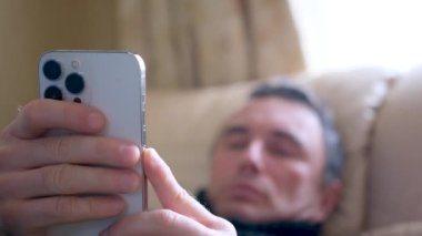 Sosyal medya müptelası erkekler uyumazlar çünkü akıllı telefon, oda arka planı oynarlar. Yüksek kalite fotoğraf