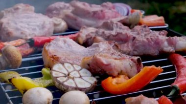 Marketteki tezgahta taze çiğ et şiş kebabı ve siyah büyük ızgara bbq eti parçaları var. Yüksek kalite fotoğraf