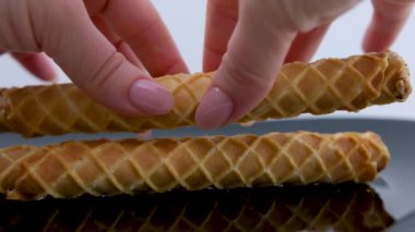Alışveriş merkezindeki süpermarkette tatlı waffle pipetleri satılıyor. Mağazadaki raf tezgahında un hamur işleri. Geleneksel Fransız büfesi. Lezzetli tatlı Cafe Showcase. Market pazarı