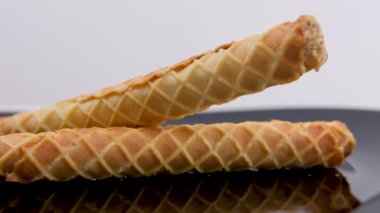 Kahve çekirdekleri üzerindeki waffle 'lar dönüşümlü. Yüksek kalite 4k görüntü